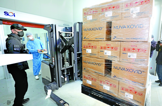 Boxes of U.S.-based biotechnology company Novavax's Covid-19 vaccine are moved from an SK Bioscience plant in Andong, North Gyeongsang, on Thursday. Earlier in the day, the Food and Drug Safety Ministry allowed the domestic release of 840,000 doses of the vaccine. [NEWS1]