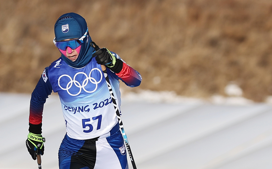 Lee Cha-won in action during the women's 7.5km + 7.5km skiathlon at the Beijing Winter Olympics on Saturday at Zhangjiakou National Cross-Country Skiing Centre in Hebei Province, China. [YONHAP]