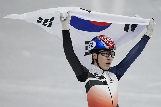 Hwang Dae-heon celebrates after winning the men's 1,500-meter short track speed skating event at the Capital Indoor Stadium at the 2020 Beijing Games. [AP/YONHAP]