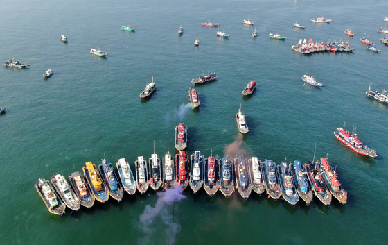 Protesters demand the Ministry of Oceans and Fisheries on Thursday ease regulations on some fishing boats that are barred from fishing in the coastal waters of Daecheon Beach in Boryeong in South Chungcheong.[YONHAP]