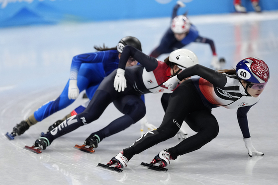 Choi Min-jeong, right, races in her heat of the women's 1000-meters during the short track speedskating competition at the 2022 Winter Olympics on Wednesday. [AP/YONHAP]