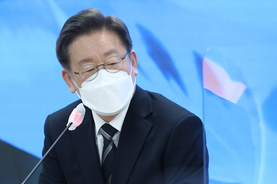 Presidential contender of the ruling Democratic Party Lee Jae-myung speaks at the party headquarters on Monday. [YONHAP]