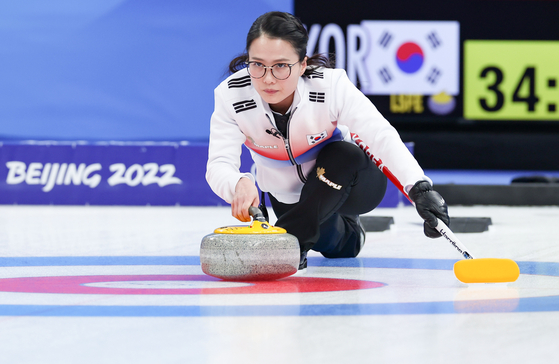 Kim Eun-jung competes during the curling women's round robin tournament at the Beijing 2022 Winter Olympics between Canada and Korea at the National Aquatics Centre in Beijing on Thursday. [XINHUA/YONHAP]