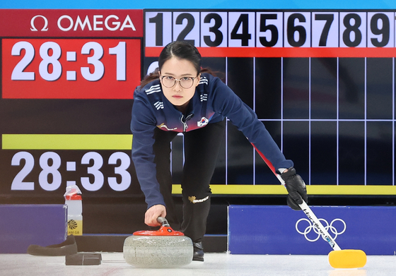 Kim Eun-jung competes during the curling women's round robin tournament at the Beijing 2022 Winter Olympics between Great Britain and Korea at the National Aquatics Centre in Beijing on Friday. [YONHAP]