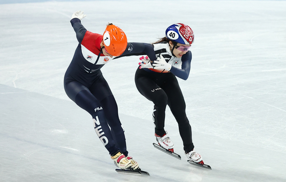 Choi Min-jeong, right, crosses the finish line second, 0.052 seconds behind gold medalist Suzanne Schulting of the Netherlands in the women's 1,000-meter final at the Capital Indoor Stadium on Friday. [YONHAP]