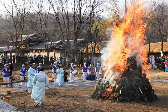 Setting a large daljip, or ″moon house″ on fire is a Jeongwol Daeboreum custom to ward off bad luck. [YONHAP]