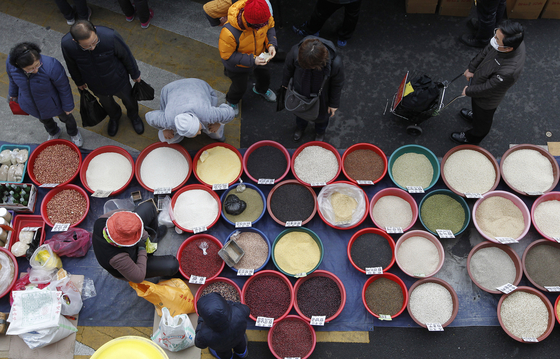 A traditional market in Daegu gets ready to sell different grains for Jeongwol Daeboreum, the first full moon after the Lunar New Year. [JOONGANG ILBO]
