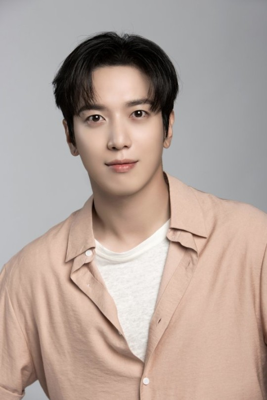 Singer Jung Yong-hwa of CN Blue tested positive for the virus on Saturday as well, according to FNC Entertainment. [ILGAN SPORTS]