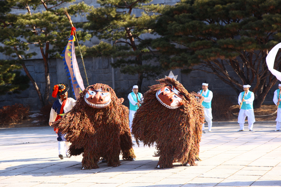 A Korean traditional performance known as Bukcheong Lion Play is being staged at the National Folk Museum of Korea on Saturday. [NATIONAL FOLK MUSEUM OF KOREA]