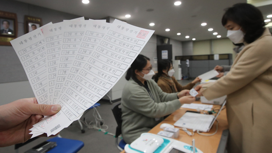 In this file photo, workers of the Busan Metropolitan City Election Commission test voting machines at a voting station in Yeonje District Office, Busan, on Jan. 25. [SONG BONG-GEUN]