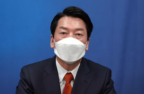 Ahn Cheol-soo, presidential candidate of the minor opposition People's Party, proposed to Yoon Suk-yeol of the People Power Party on Sunday via a live YouTube press conference that the public should decide which of the two should be the unified opposition candidate in the March election. [YONHAP]