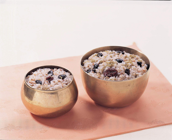 Ogokbap, or five-grain rice, is a Korean traditional delicacy for Jeongwoldaeboreum. Using the grains harvested the previous fall, traditional Koreans wished for a bountiful harvest as they celebrated the first full moon of the year. [JOONGANG ILBO]