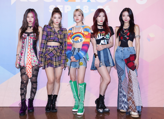 Girl group ITZY's Lia, second from left, tested positive for Covid-19 on Sunday, according to JYP Entertainment. [ILGAN SPORTS]
