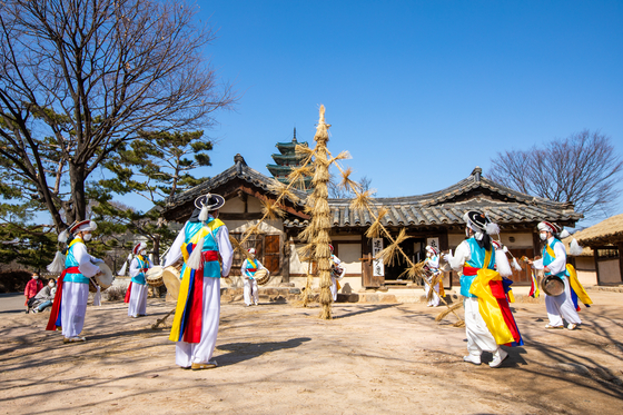 Poles filled with grain gets erected at the National Folk Museum of Korea on Sunday. Byeotgaritdae Seugi is a Jeongwol Daeboreum custom to wish for good harvest and happiness. [NATIONAL FOLK MUSEUM OF KOREA]