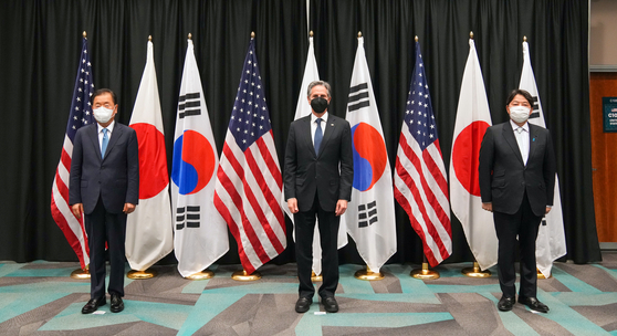 South Korean Foreign Minister Chung Eui-yong, left, poses for a commemorative photo with U.S. Secretary of State Antony Blinken, center, and Japanese Foreign Minister Yoshimasa Hayashi at their trilateral meeting in Hawaii on Saturday. [YONHAP]