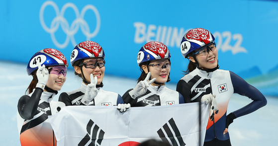 From left, Choi Min-jeong, Seo Whi-min, Lee Yu-bin and Kim A-lang celebrate winning women's 3000-meter relay silver medal at the Capital Indoor Stadium on Sunday. [YONHAP]