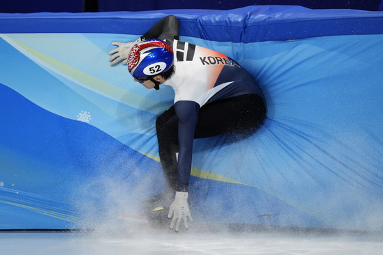 Hwang Dae-heon crashes in his men's 500-meter semifinal during the short track speed skating competition at the 2022 Winter Olympics on Sunday. [AP/YONHAP]