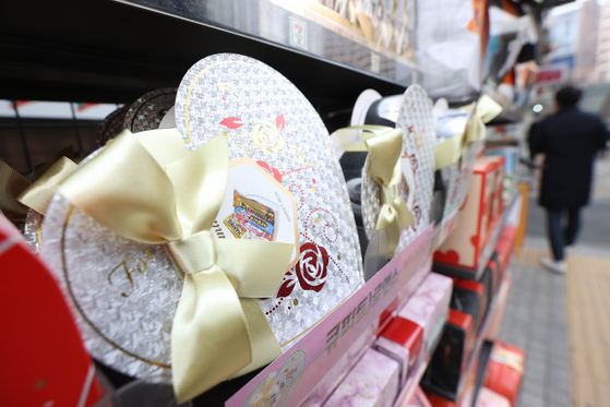 Heart-shaped gift packages for Valentine's day are on display at a convenience store in Seoul on Monday. [YONHAP]