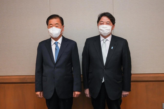 Korea's Foreign Minister Chung Eui-yong, left, and Japanese Foreign Minister Yoshimasa Hayashi pose before their meeting, their first in person, at Asia-Pacific Center for Security Studies in Honolulu, Hawaii, on Satruday. [FOREIGN MINISTRY OF KOREA] 