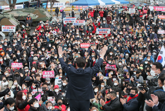 PPP candidate Yoon Suk-yeol greets supports in North Gyeongsang in December 2021. [YONHAP]