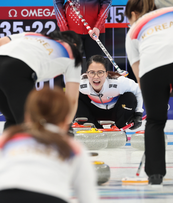Korean skip Kim Eun-jung, center, calls a play during a game against the United States during the curling round robin tournament at the Beijing Games at the National Aquatics Centre in Beijing on Monday. [YONHAP]