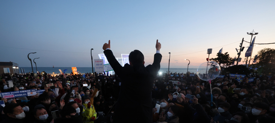 DP canduate Lee Jae-myung campaign in front of supporters in Busan Feb.5. [YONHAP]