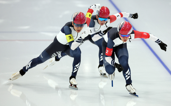 From front to back, Kim Min-seok, Lee Seung-hoon and Chung Jae-won race in the men's team pursuit at the National Speed Skating Oval in Beijing on Sunday. [REUTERS/YONHAP]