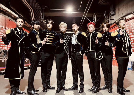Boy band Ateez member San, first from left, tested positive for Covid-19 after returning to Korea from the group’s world tour, according to KQ Entertainment on Tuesday. [ILGAN SPORTS]