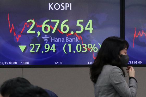 A screen in Hana Bank's trading room in central Seoul shows the Kospi closing at 2,676.54 points on Tuesday, down 27.94 points, or 1.03 percent, from the previous trading day. [NEWS1]