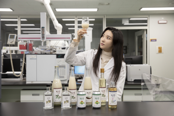 A researcher at the NTS Liquor License Support Center in Jeju with locally developed yeast [NATIONAL TAX SERVICE]