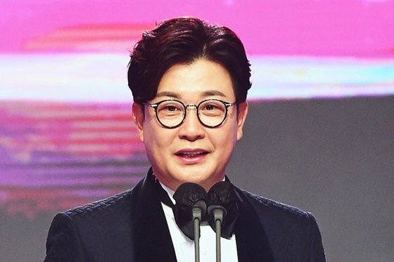 Television host Kim Seong-joo tested positive for Covid-19, according to his agency Janggoon Entertainment Tuesday. [ILGAN SPORTS]