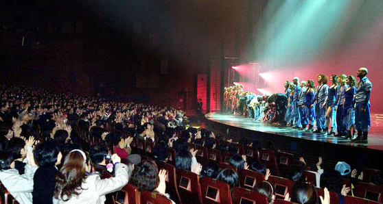 A musical company and its audience at Seoul Arts Center in southern Seoul. [JOONGANG ILBO]