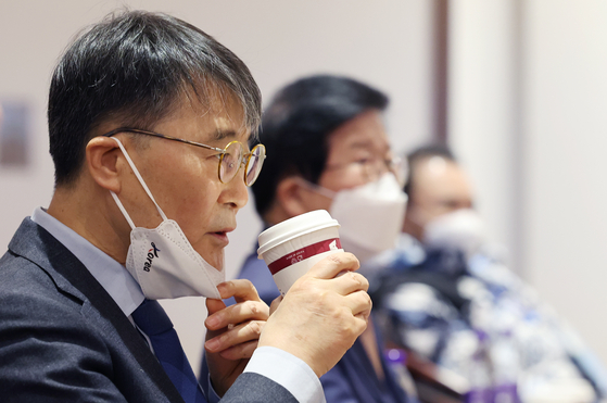 Korean Ambassador to China Jang Ha-sung drinks coffee during a press meeting at a media center of the Beijing Winter Olympics on Feb. 4. [YONHAP]