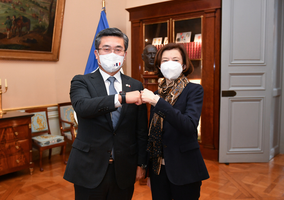 Korean Defense Minister Suh Wook poses alongside French Minister of the Armed Forces Florence Parly with a fist bump in Paris, following their talks on Tuesday. [YONHAP]