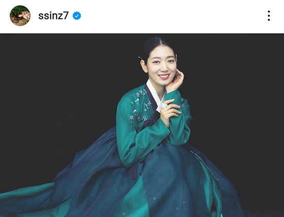 Actor Park Shin-hye received malicious emojis after she posted an Instagram photo of her dressed in hanbok last week, with the hashtag "Korean traditional clothes." [SCREEN CAPTURE]