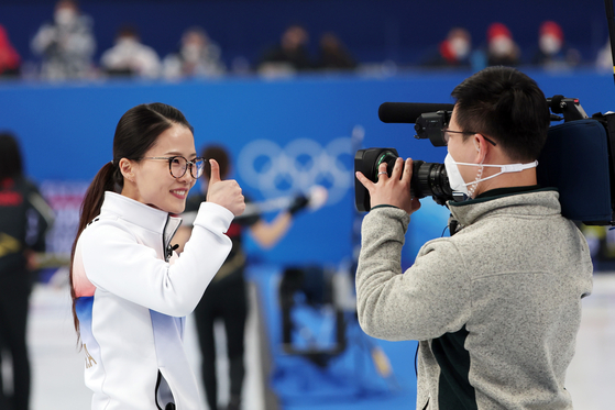 Kim Eun-jung gestures to the camera after beating Japan 10-5 in the round robin curling tournament at the National Aquatics Centre in Beijing on Monday. [JOONGANG ILBO]