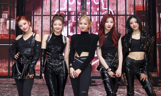Girl group ITZY member Yeji, first from left, tested positive for the virus on Monday according to her agency, JYP Entertainment on Monday. [ILGAN SPORTS]