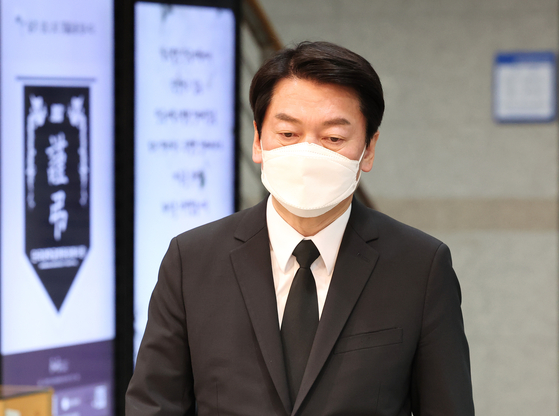 Ahn Cheol-soo, presidential candidate for the People's Party, walks out of the Dankook University Hospital in Cheonan, South Chungcheong, Tuesday night after meeting with relatives of a campaign worker who died earlier in the day. [YONHAP] 