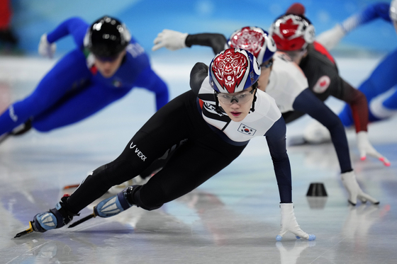 Lee Yu-bin races in her semifinal of the women's 1500 meters during the short track speed skating competition at the 2022 Winter Olympics on Wednesday in Beijing. [AP/YONHAP]