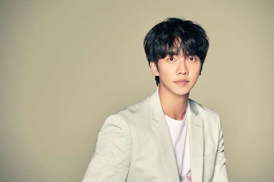 Singer, actor and TV personality Lee Seung-gi tested positive for Covid-19, according to Hook Entertainment on Tuesday night. [ILGAN SPORTS]