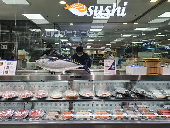 Sushi packages are displayed at Zetaplex, a Lotte Mart branch in Songpa District, southern Seoul. Lotte Mart redecorated its Jamsil branch and rebraded it as Zettaplex last December and opened a tuna store. [YONHAP]