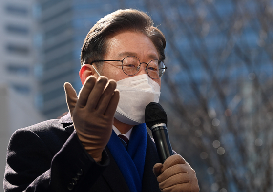 The ruling Democratic Party's presidential candidate Lee Jae-myung speaks at an outdoor rally in Gangnam District, southern Seoul, on Wednesday. [YONHAP]