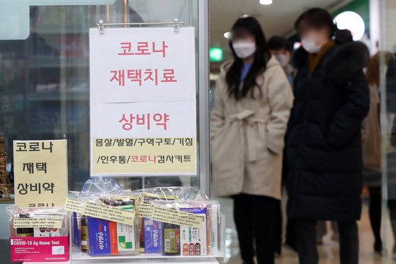 Medicine recommended for at-home care Covid-19 patients is displayed in front of a pharmacy in Seoul on Wednesday. Starting Wednesday, all local pharmacies were permitted to fill Covid-19 prescriptions, except for Paxlovid. [NEWS1]
