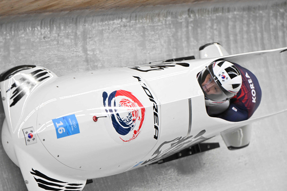 Won Yun-jong and Kim Jin-su compete in the two-man bobsleigh event at the Yanqing National Sliding Centre in Beijing on Tuesday. [AFP/YONHAP]