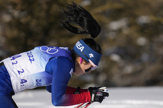 Lee Eui-Jin competes during the women's team sprint classic cross-country skiing competition at the 2022 Winter Olympics on Wednesday at Zhangjiakou National Cross-Country Skiing Centre in Hebei Province, China. [AP/YONHAP]