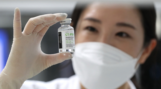 A Celltrion researcher holds a vial of CT-P59, the company's Covid-19 treatment. [NEWS1] 