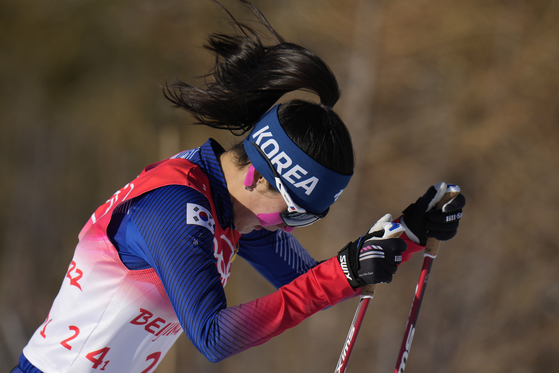 Han Da-som competes during the women's team sprint classic cross-country skiing competition at the 2022 Winter Olympics on Wednesday at Zhangjiakou National Cross-Country Skiing Centre in Hebei Province, China [AP/YONHAP]