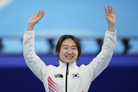 Choi Min-jeong waves on the podium after winning the women's 1,500-meter final during the short track speed skating competition at the 2022 Winter Olympics on Wednesday at Capital Indoor Stadium in Beijing. [AP/YONHAP]