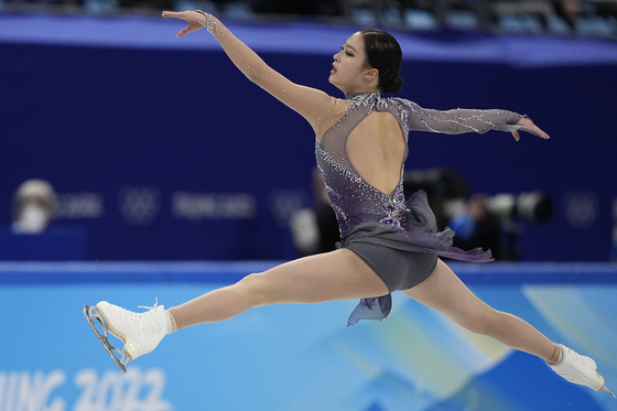 유영이 20일 베이징 수도실내체육관에서 열린 2022 동계올림픽 피겨스케이팅 여자 쇼트프로그램에서 별도 점프를 하고 있다. [AP/YONHAP] 