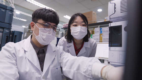 Genome & Company researchers conduct research at the company’s lab in Pangyo, Gyeonggi. [GENOME & COMPANY]